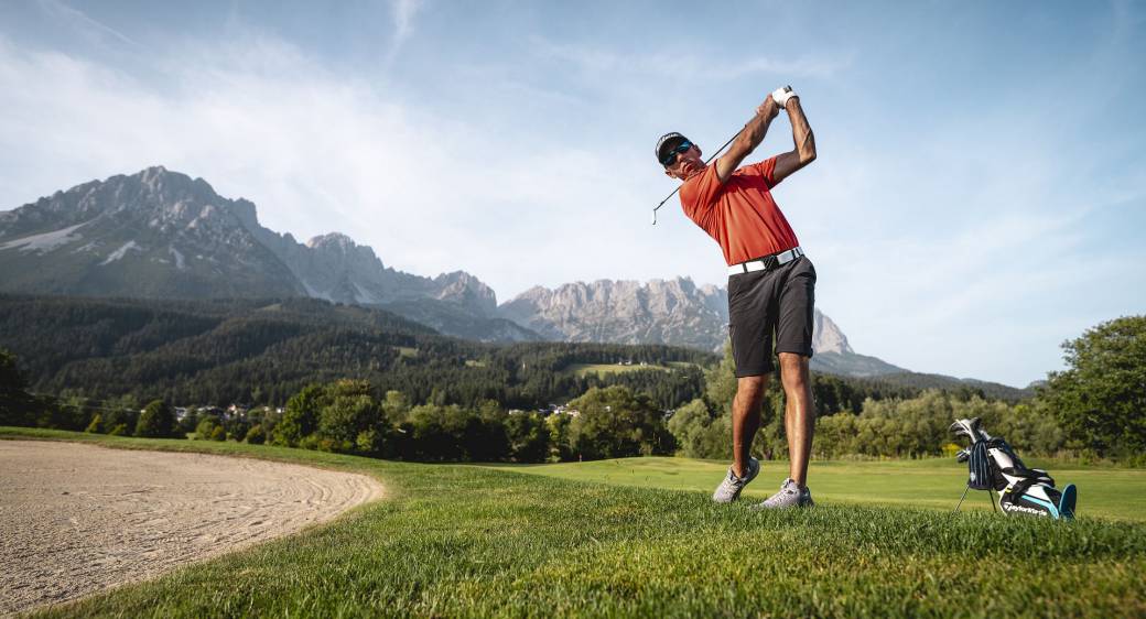 Golfista při odpalu na golfovém hřišti Wilder Kaiser v Ellmau