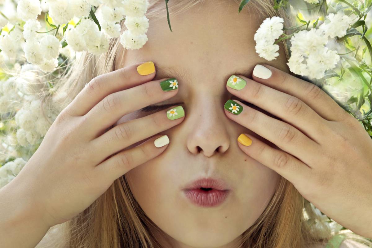  Child with colorful nails and flowers