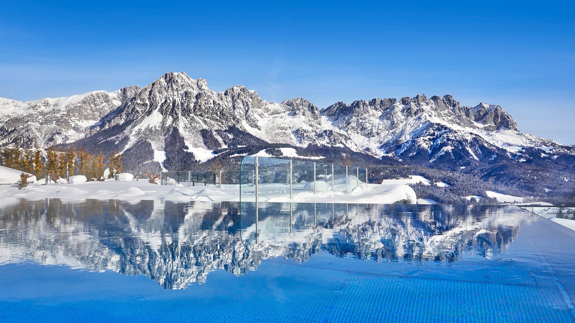 Infinity Pool s výhledem na Wilder Kaiser