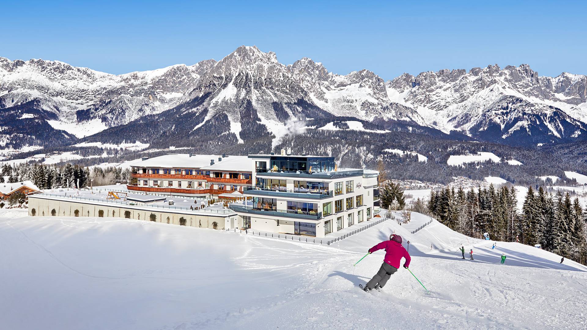 Lyžování přímo na sjezdovce u hotelu Kaiserhof v Ellmau