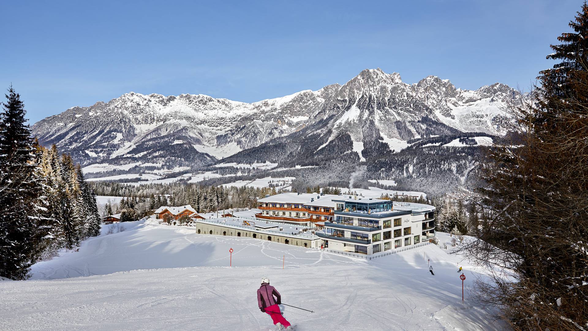 Lyžaři na sjezdovce přímo u hotelu Kaiserhof