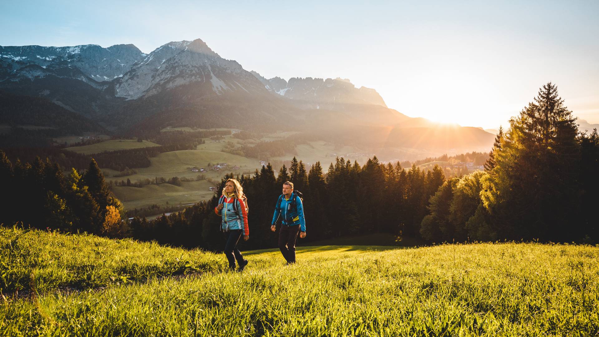  Turistika přes horské louky při východu slunce