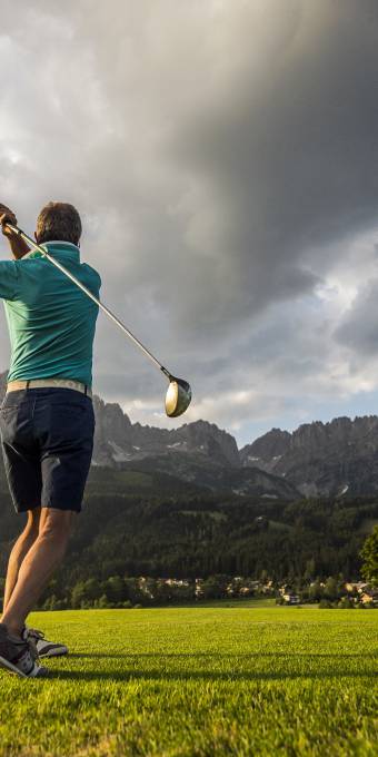 Golfisté při odpalu na golfovém hřišti Wilder Kaiser