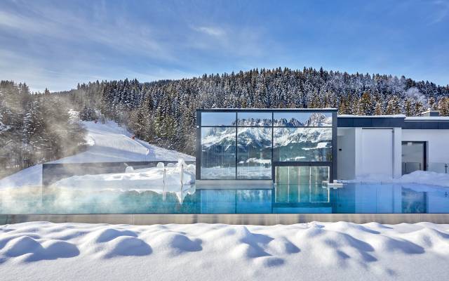 Nekonečný horský bazén ve wellness zóně hotelu Kaiserhof