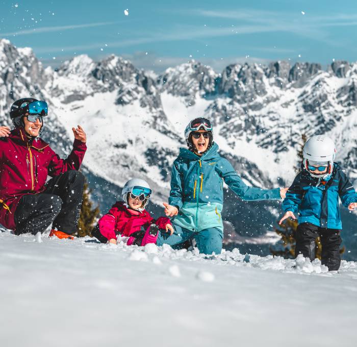 Rodina hraje ve sněhu v SkiWelt Wilder Kaiser Brixental